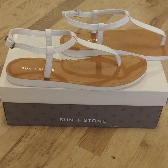 NEW Sun + Stone White Faux Leather Thong Sandals 8 - Picture 6 of 8